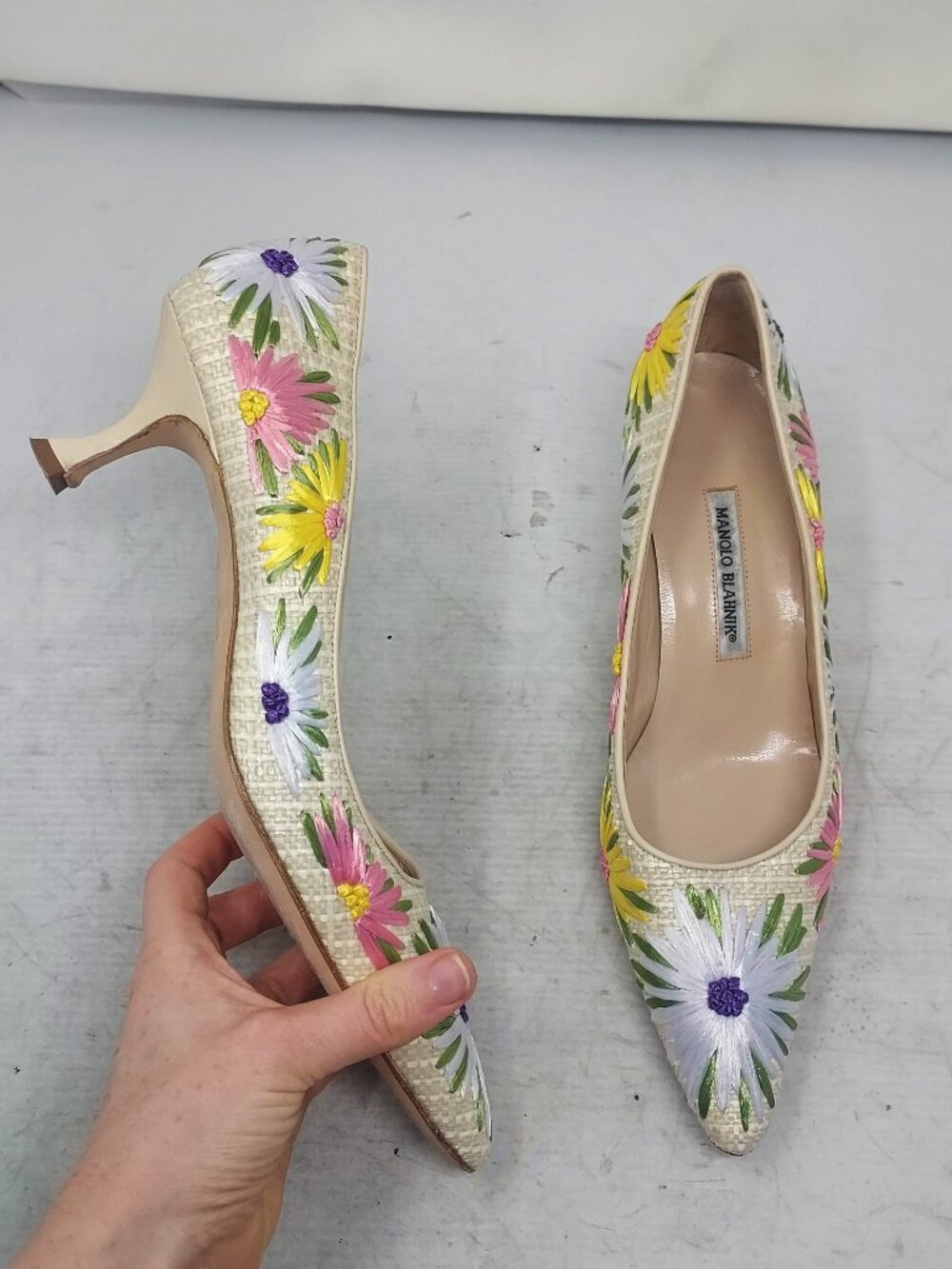 MANOLO BLAHNIK BB Newciofi Flower Raffia Nude SHOE